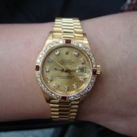 請問收購手錶 我有一支勞力士女生的全金的 沒有保單 可以拿去給你們看嗎